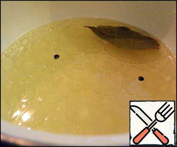 In a saucepan, mix wine, water, lemon juice and vegetable oil. Add salt and sugar to taste (for my taste it turned out to be 1 tsp of both). Then put the bay leaf, pepper, bring to a boil and simmer for 3-4 minutes.
