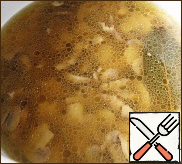 Put the prepared mushrooms in the boiling marinade and cook for 10 minutes. Let cool in the broth and toss in a colander.
