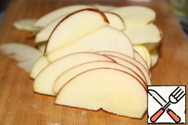Cut the apples into slices.
