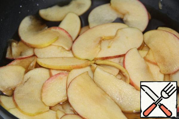 Spread the apples and mix. Waiting for the caramel to boil and the sugar to dissolve.