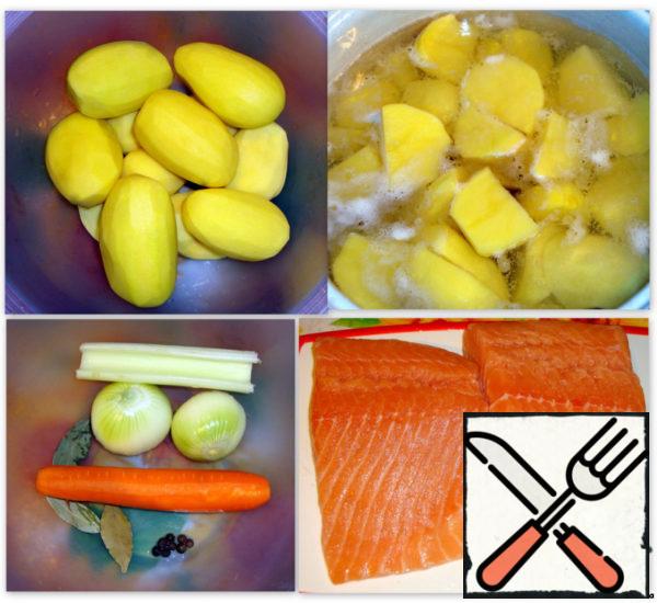 Cook the potatoes. At the end of cooking, add a little salt and prepare a puree. I made mashed potatoes without milk. On the water in which the potatoes were cooked. Add three tablespoons of butter.
