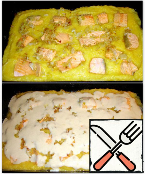 Preheat the oven to 180*C. Grease the baking dish with oil. Sprinkle the bottom and edges with breadcrumbs. Put it in a form for mashed potatoes. Put pieces of salmon on the mashed potatoes. Pour the fried onion on top and pour the sauce over it. Put the mold in the oven for 10 minutes.
