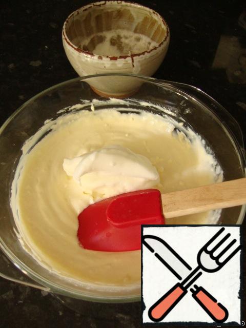 In a separate bowl, beat the egg whites into a strong foam, add to the curd mass, gently stir.