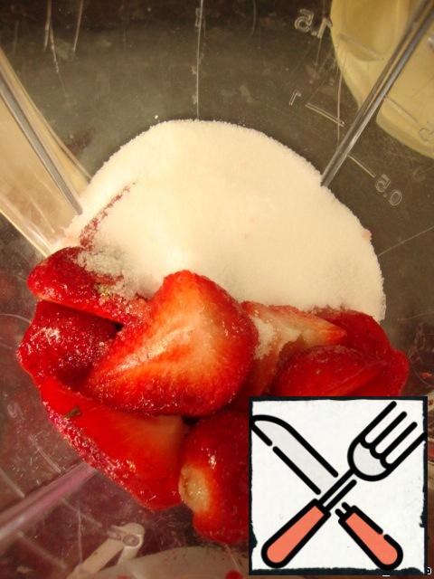 In a blender, mix peeled strawberries (or other berries) with sugar, beat, turn into puree.Take sugar to taste. I love sweet, so I added 100 grams of sugar. If you love less sweetly, then feel free to reduce or add, like me.