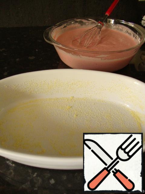 Form for baking grease with butter, sprinkle with semolina.