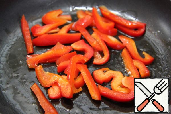 Cut the pepper and fry in olive oil for 5-7 minutes.