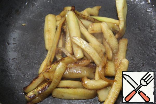 Peel the zucchini, cut into strips and fry in olive oil.
