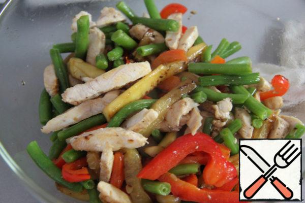 Boil the beans for 10 minutes, strain and combine with chicken, pepper and zucchini.
