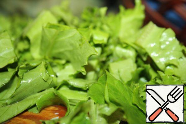 Break the lettuce leaves.

