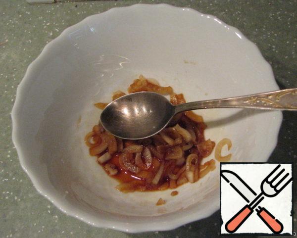 Peel the onion, cut into half rings, scald with boiling water and immediately pour cold water to remove excess bitterness.
Marinate in balsamic (about 1.5 tsp.).
