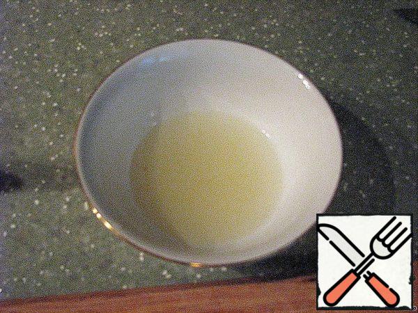 When slicing grapefruit, you will definitely have juice. Assemble it - it will be the basis for the sauce.
