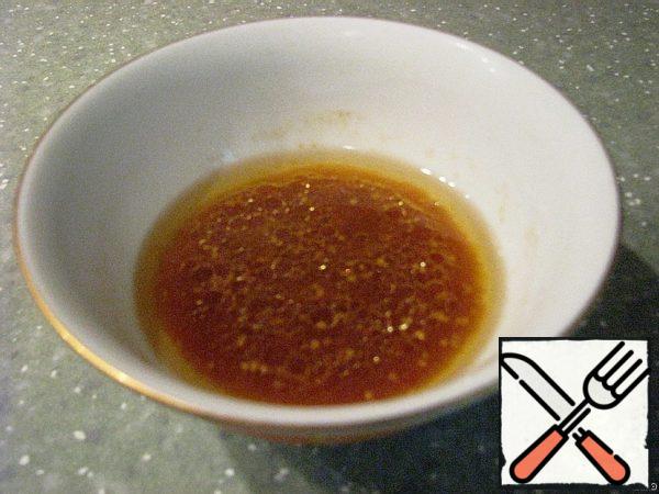 Mix the juice, mustard, olive oil, pepper and mix thoroughly.
Refueling is ready.