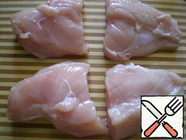 Cut the chicken fillet into several not very small parts.
