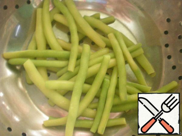 Meanwhile, boil the asparagus beans until soft, cutting off the tips.
