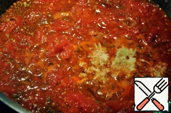For the tomato sauce: mash the peeled tomatoes, mix with Basil, oregano, salt, grate the garlic and half a glass of white wine, let it cook gently for all over low heat for 5 minutes, turn it off.