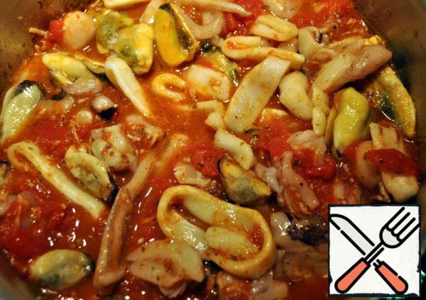 We put pre-thawed and washed seafood in tomato sauce so that they are soaked, do not cook or fry.

