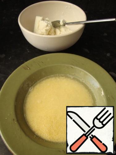Semolina pour very hot water (90-100 ml), leave to swell while cooking the remaining products.Grind cottage cheese if it is dry. I have was not very dry, house. Fat can take any.