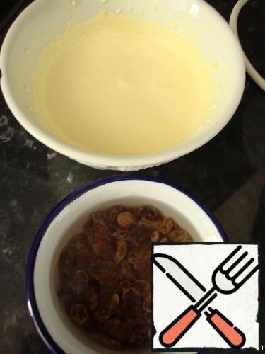 Raisins, too, inject water (number of water on your choice), to swell.Separate the yolks from the whites. Whisk yolks with sugar until white foam.