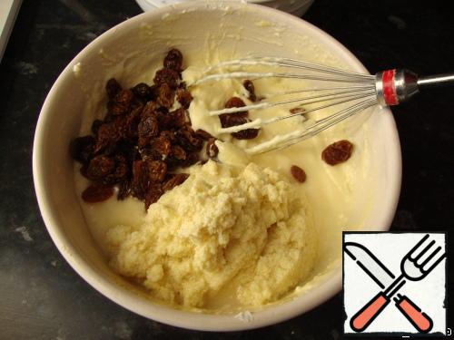 Drain the raisins and dry with a cloth.
If semolina is not completely absorbed all the liquid, then gently drain it. Perhaps the cereal will absorb all the liquid, and it will not have to be drained.
Raisins and semolina enter into the dough.