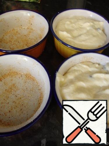 Pudding can be baked in separate molds or in one large form.
Lubricate the form of vegetable oil. If you want to serve puddings, removing them from the molds, then you need to sprinkle the forms with breadcrumbs.Put the dough.
