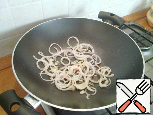 Now choose the most capacious pan or pan with Teflon or ceramic coating. All ingredients should fit in this dish.
Now you need to fry some onions.