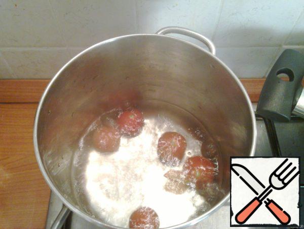 If you have fresh tomatoes available, you can prepare the tomato sauce yourself. It is enough to pour boiling water over the tomatoes (or boil a little).