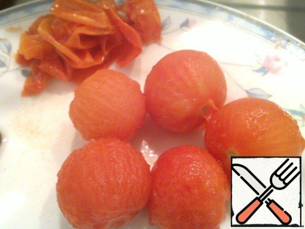 Then peel them, chop them finely and stew them with oregano and/or basil.

