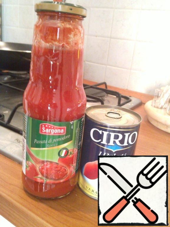 If you have few tomatoes or not at all, you can replace them with tomato paste or canned tomatoes (as in the photo)