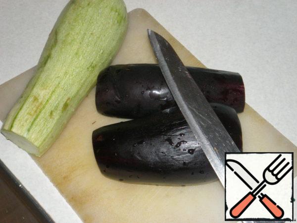 Prepare the eggplant and zucchini, bake in the oven.
