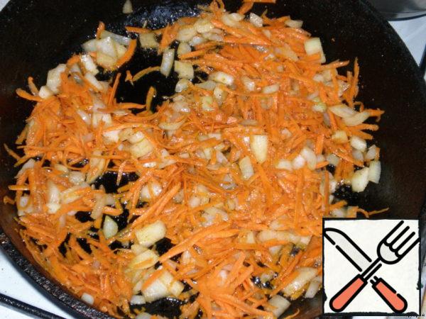 Put coriander, white pepper, fennel in a frying pan heated with vegetable oil, add grated carrots and diced onions.
