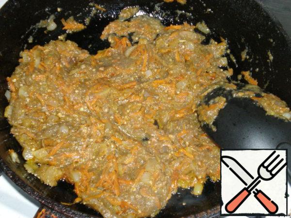 Add the eggplants chopped in a blender or through a meat grinder and mix with the mass for frying.
