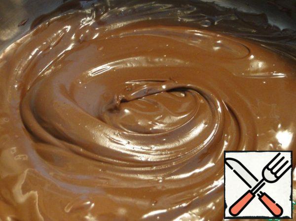 First, we will immediately say that the puree should be taken without adding seasonings, garlic, sour cream and a small amount of salt.
In a small bowl, break up the chocolate. Melt it in any way possible, stirring constantly. I did it in a water bath.
