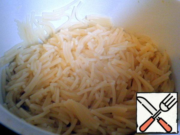 Boil the pasta according to the instructions for your type of pasta. But I would recommend using vermicelli (it will be easier to stuff it). Drain the water and put the vermicelli in a colander so that it dries a little.
