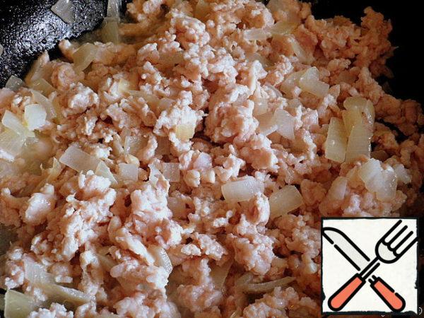 Meanwhile, finely chop the onion and fry it together with the chicken meat. Minced meat should be stirred all the time so that it remains crumbly, and does not stick together into one large cutlet. In the recipe it was indicated that it should be cooked for 6-8 minutes, I will add from myself that the time should be slightly increased so that a little juice evaporates, which will let the minced meat.
