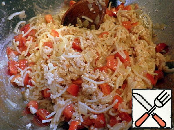 Peel the tomatoes from the stalks and cut into cubes. In a bowl, mix pasta, tomatoes, chopped onion, add chopped garlic. Season with salt, pepper and spices. Mix well. After a little thought, I decided to add another egg to the resulting minced meat.
