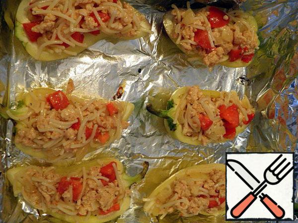 Fill the resulting mass with pepper halves. The more peppers, the easier it is to do it. And it was at this stage that I realized how well I use vermicelli. Place the peppers on a greased baking sheet.
