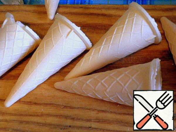 Initially, I had a little more products, but on the contrary, there were not enough peppers, and the filling remained. I decided to make more tubes for snacks. And we fill the remaining filling with these waffle cones.
