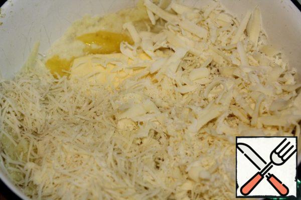 With ready potatoes drain the water and knead in mashed potatoes with garlic (this step is not removed, I am sure that it can all).
In puree add warmed milk, grated mozzarella, remaining Parmesan, pepper.