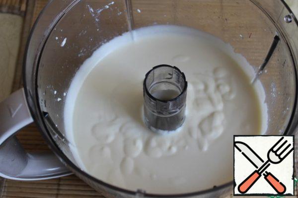 In a combine with a knife attachment, beat the cottage cheese with eggs, sugar, vanilla and starch until a homogeneous homogeneous mass is obtained

