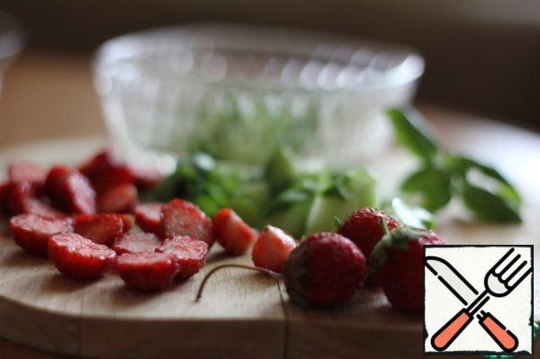 Cut strawberries into small cubes. Cucumber can be cleaned if the skin is rough, cut into the same cubes as strawberries. Finely chop the Basil, chives, celery.