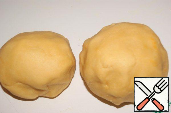 Assemble the dough into a ball and divide it into 2 parts 60% and 40%. Place the smaller part in the freezer.
