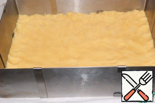 The greater part distributed in the form of a 30x20 cm, the bottom of which lay a baking paper. Put the form with the test for 30 minutes in the refrigerator.
