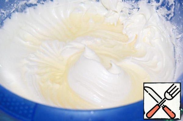 Cream airy pudding: beat the Whites with powdered sugar until stable peaks, enter pudding (powder), again beat on low bridle, add the oil and stir with a spatula method of folding the bottom up and in a circle.
