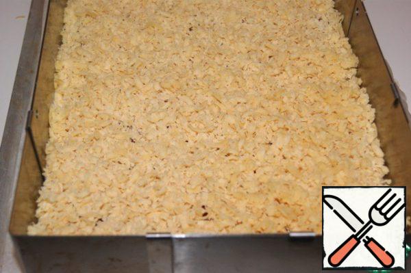 Grate a smaller frozen piece of dough and evenly cover the whole cake with crumbs.
