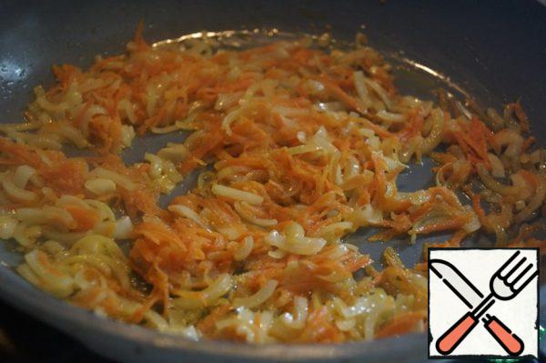 Chop the onion, grate the carrots on a coarse grater, fry everything in vegetable oil until golden brown.

