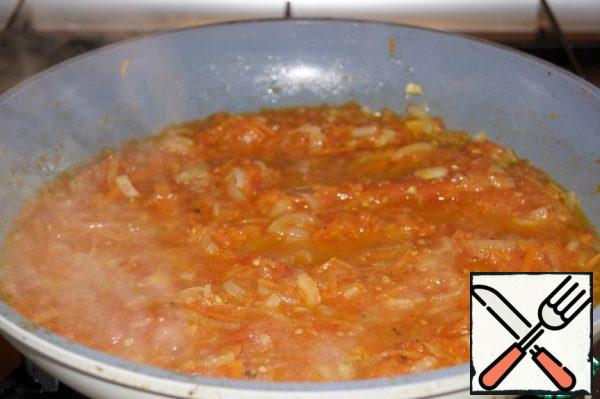 We make transverse incisions on tomatoes, scald with boiling water, remove the skin, grate and add to the onion (to be honest, I do not indulge with boiling water and removing the skin: we cut crosswise, cut the edges, remove the skin back and immediately grate - it turns out, we rub the pulp, and leave the skin in the left hand).
add salt and pepper, simmer for 5-7 minutes.
transfer to a saucepan.