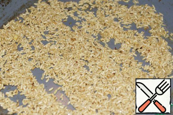 Curry rice (you can add any other spices to your taste) fry in a frying pan in oil until golden brown.
add vinegar, 2-3 tablespoons of water and simmer for 5 minutes.
Instead of vinegar with water, you can (even preferably) use white wine - the taste is more delicate.
transfer to a saucepan.