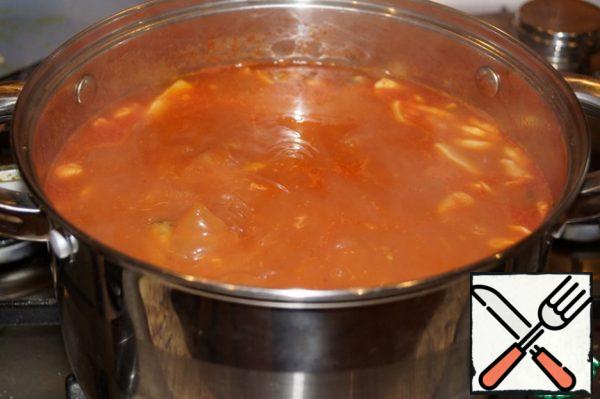 Add tomato juice, half a liter or half a liter of water (depending on the thickness of the soup you want to get), bring to a boil and cook for 10 minutes.
