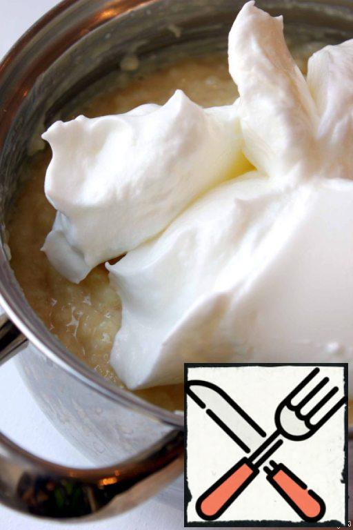 In egg whites add a few drops of lemon juice, beat in a solid foam and gently mix with the rest mass. Put in the oven for 10-15 minutes. You can immediately put the pudding in small ramekins, bake in them and serve.