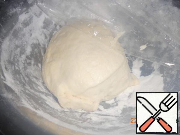 Knead the dough. Pour warm water into a bowl, put the yeast in there and stir until the yeast dissolves, add salt. Pour flour and olive oil here.
First knead with a wooden spoon, and then with your hand. You should get a cool dough. Put the finished dough in a warm place for an hour.
Completion. Pour the sea cocktail with cold water and bring to a boil, add salt, pepper and cook for another 2-3 minutes. Flip it into a colander. Melt the butter in a frying pan, send the onion and sea cocktail to the same place, fry for 5 minutes and cool!